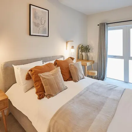 Host & - Skyline Apartman