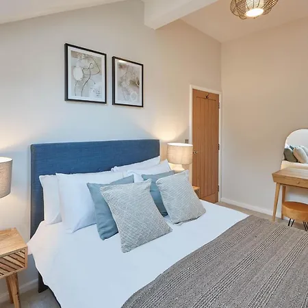 Host & - Skyline * Whitby