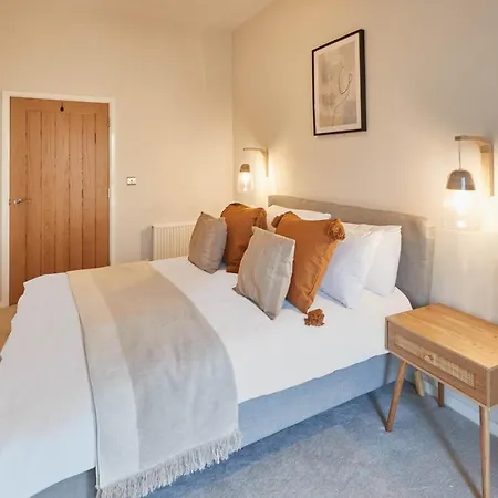 Host & - Skyline * ウィットビー