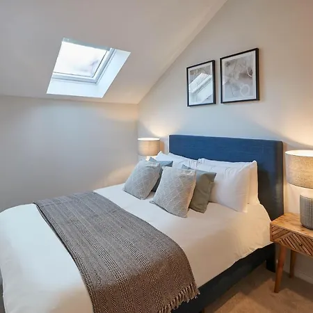 Host & - Skyline ウィットビー