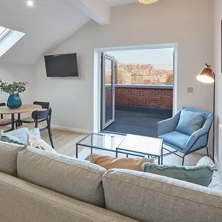 Host & - Skyline Apartman