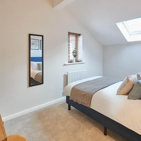 Host & - Skyline ウィットビー