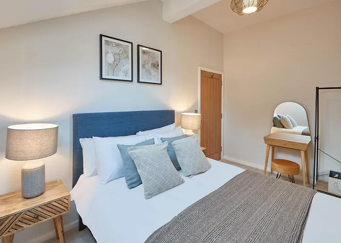 Host & - Skyline * Whitby